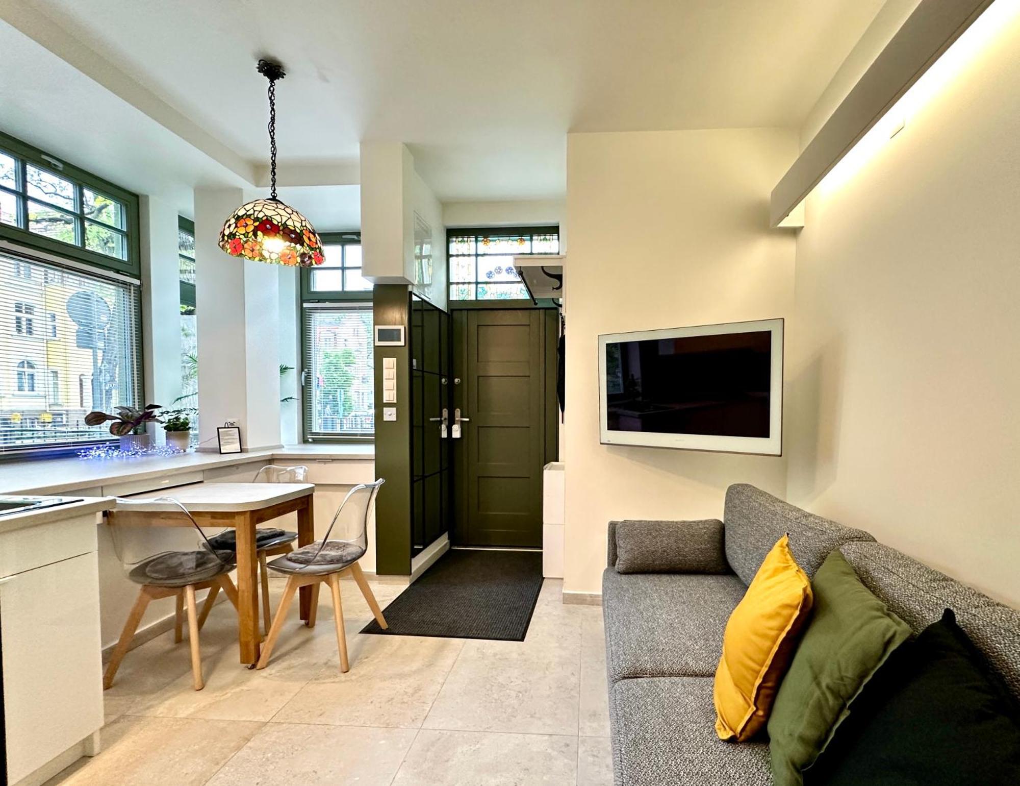 Evergreen House Apartment *